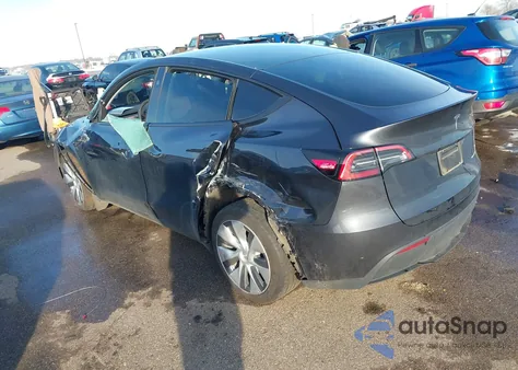 2024 Tesla Model Y Long Range Dual Motor All-Wheel Drive z USA, uszkodzony, nr VIN 7SAYGDEE1RA226024